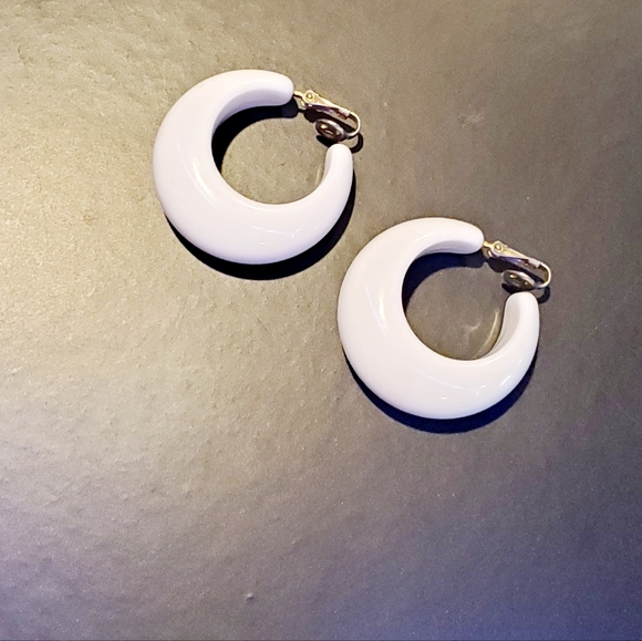 Vintage signed Trifari Crown Clip on Earrings. - Picture 4 of 7